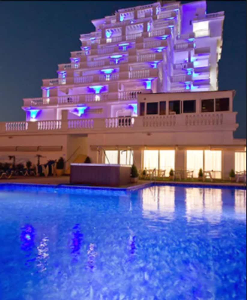 Delfines Hotel & Suites 2/39