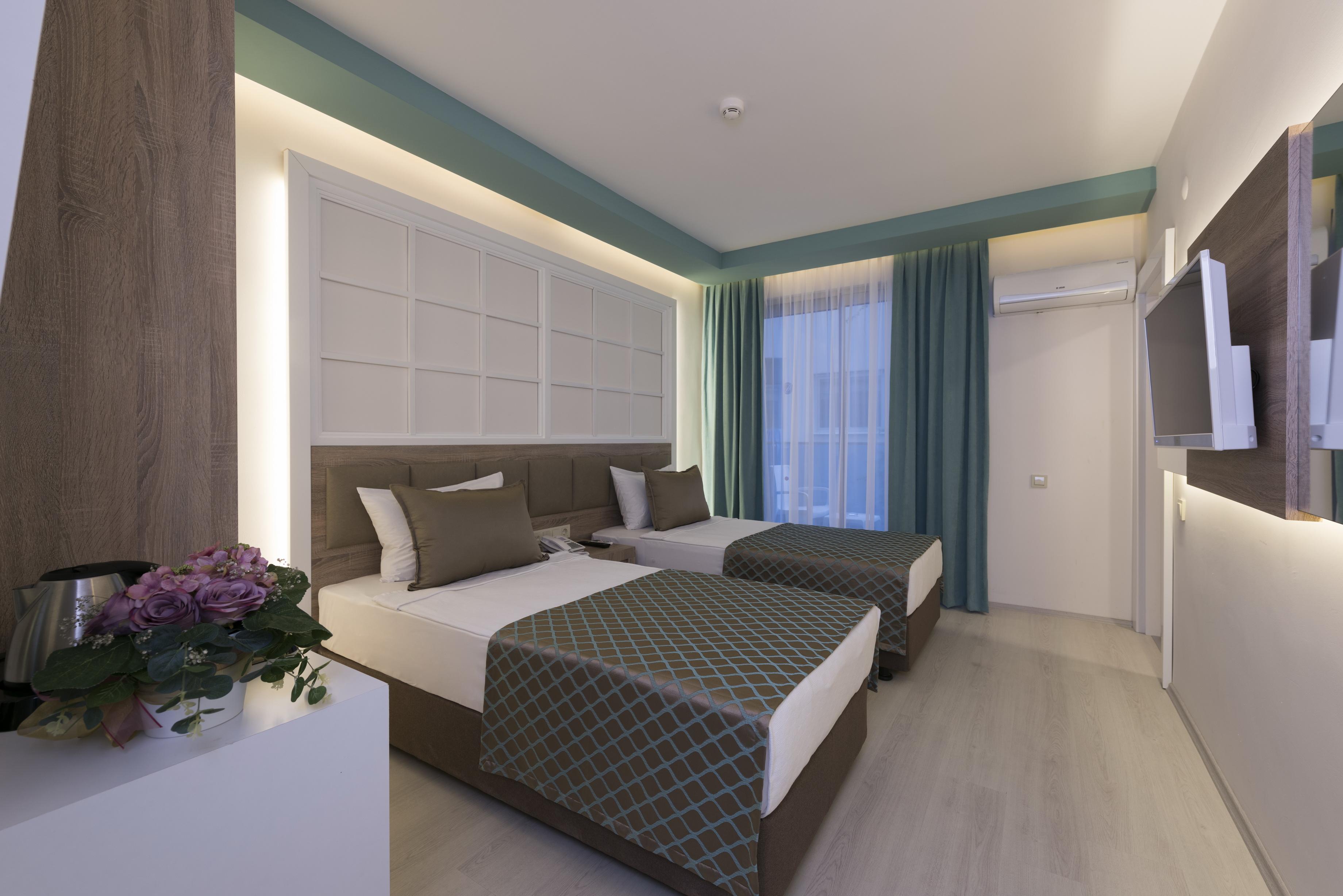 Standard, Double Bed, Side Sea View
