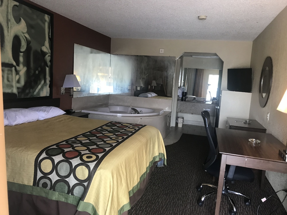 Super 8 by Wyndham Monroe 30/67
