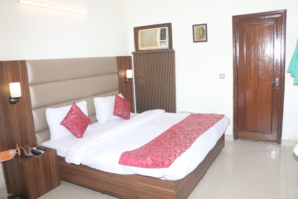 Hotel The Paramont Delhi 27/50