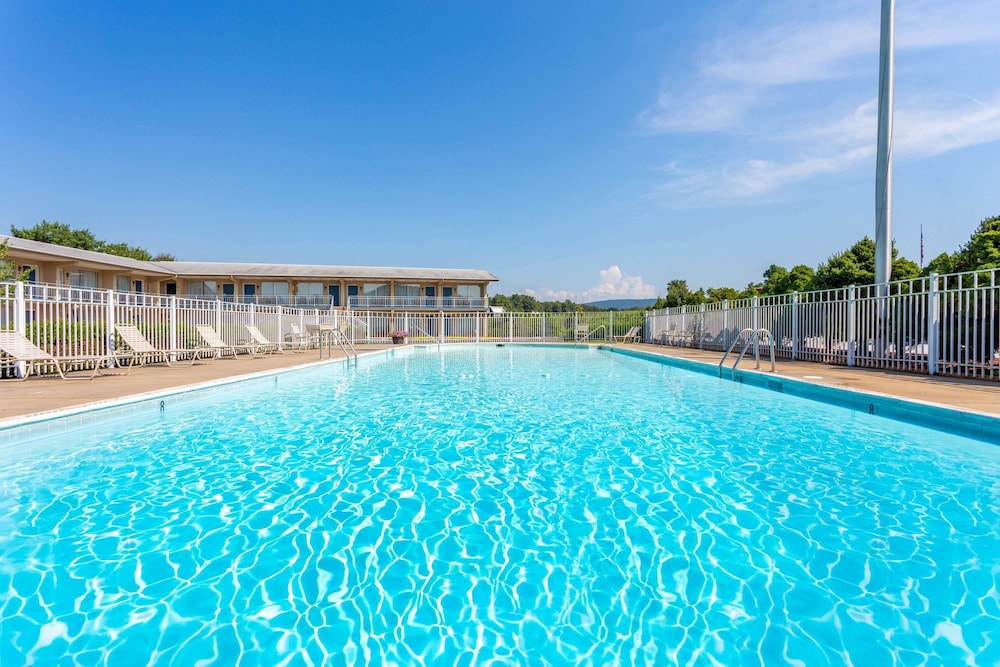 Days Inn By Wyndham Breezewood 7/34