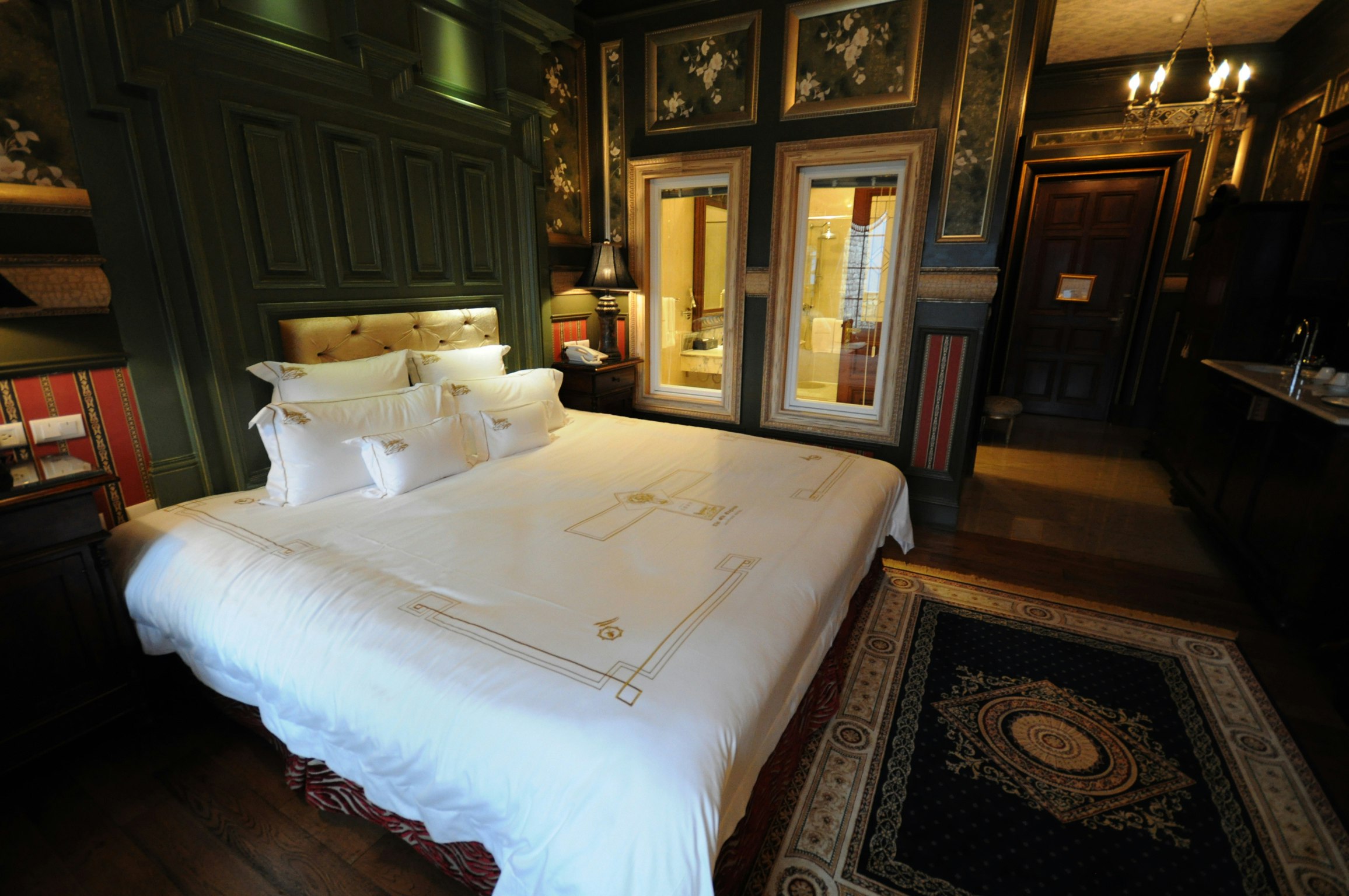 The Old England Manor 16/61