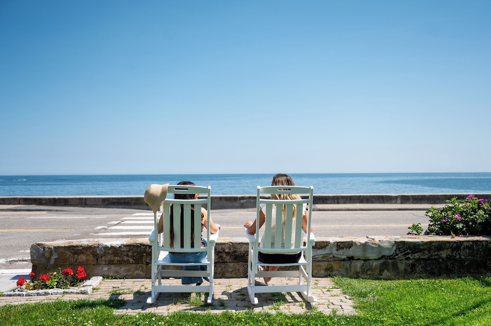 Beach House Inn 45/49