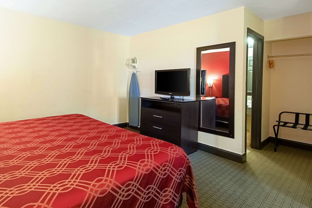 Econo Lodge Inn & Suites Clearwater Central 9/26