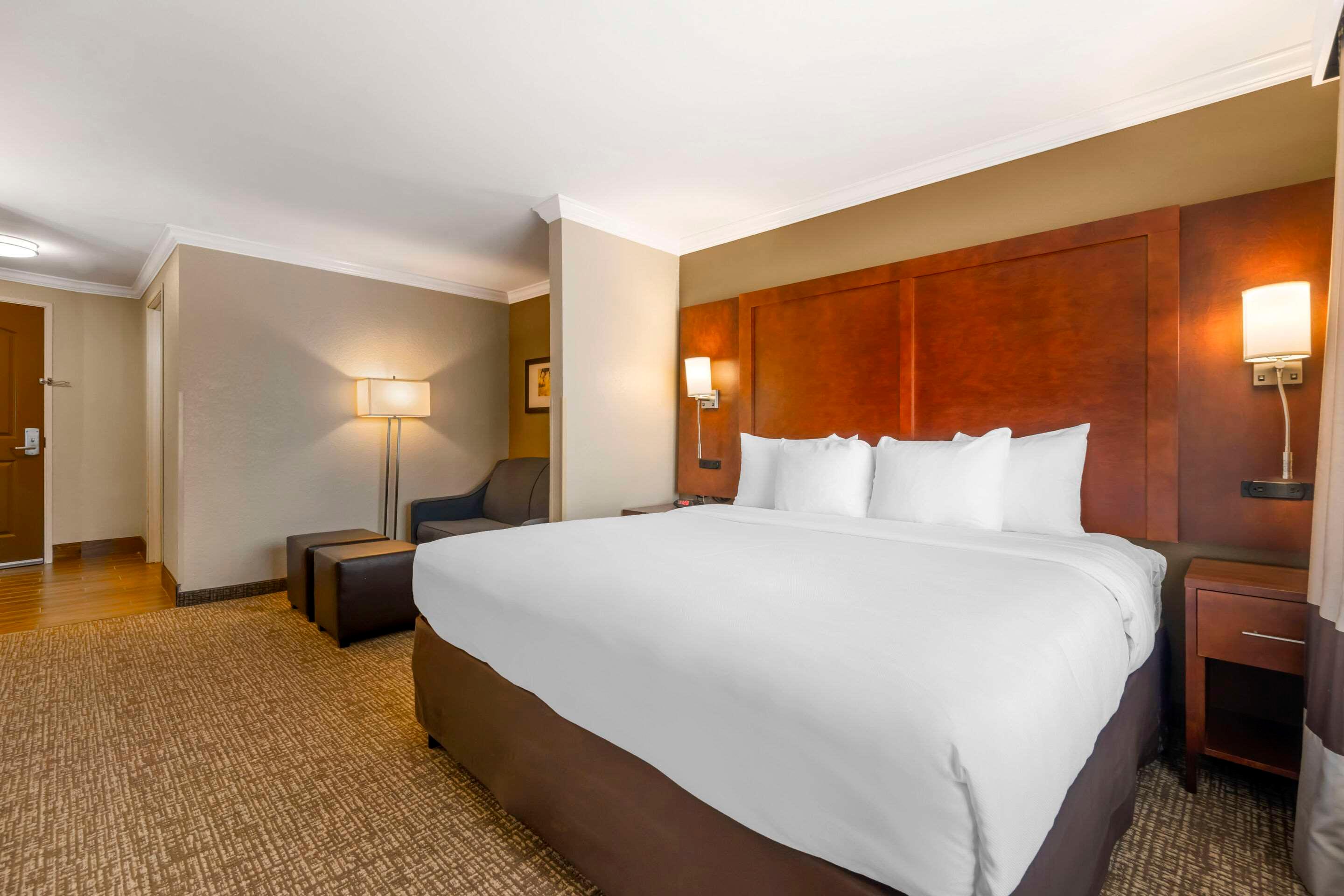 جناح بسرير كينج لذوي الإعاقة، Comfort Suites Elizabethtown 2/3