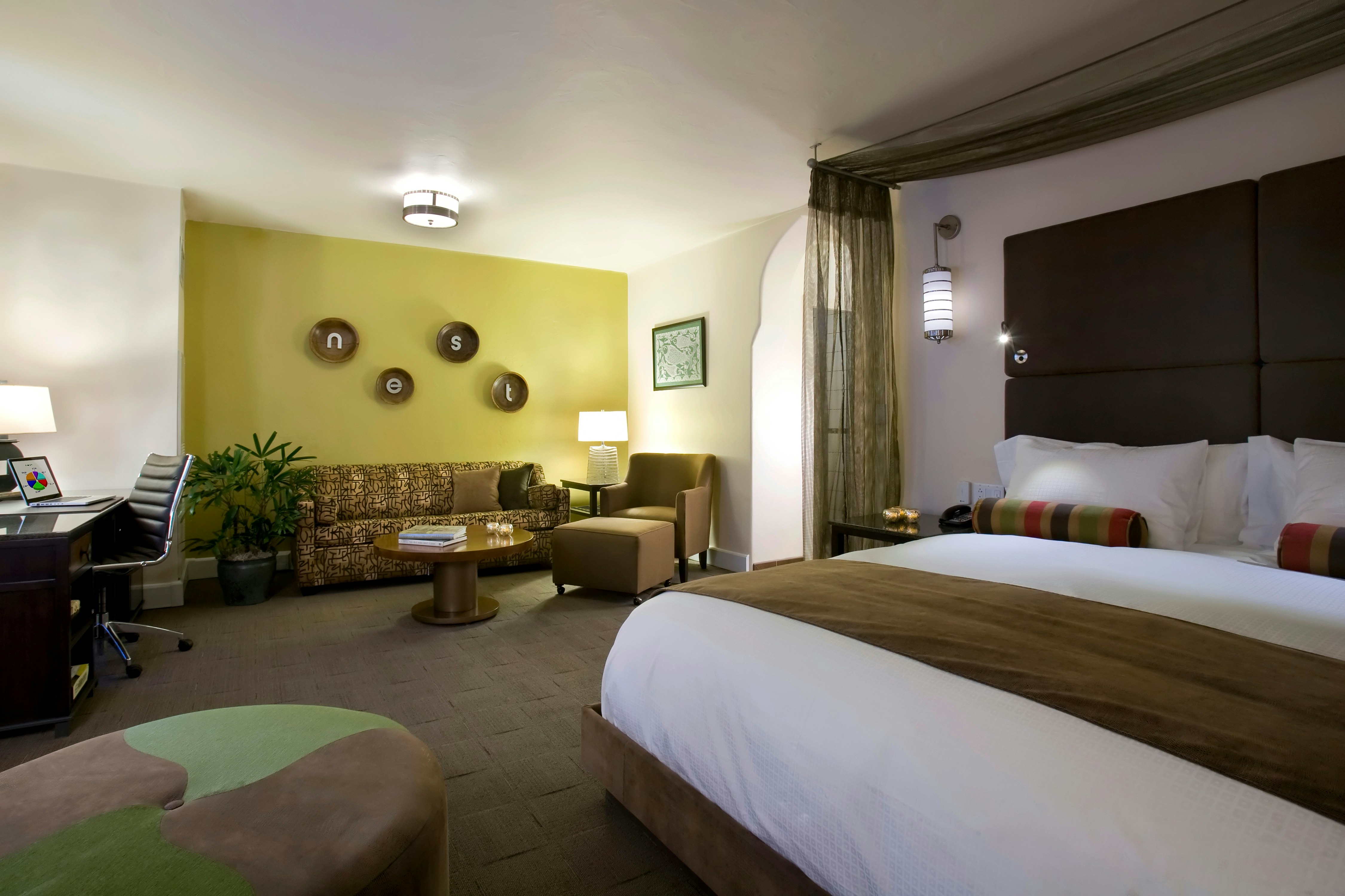 DELUXE, KING BED
