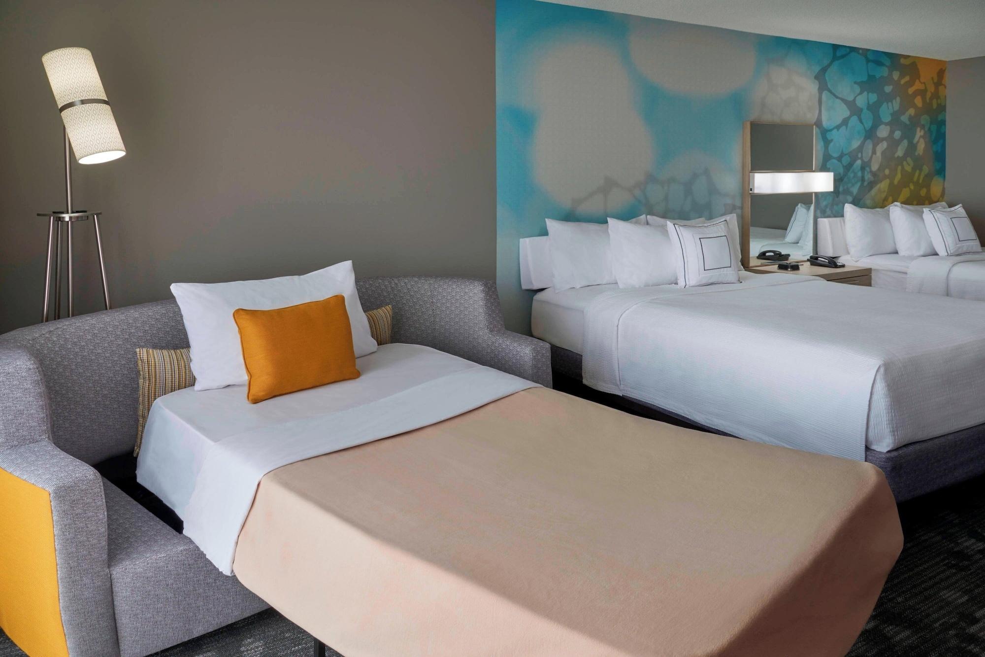 Room, Multiple Beds, Airport View