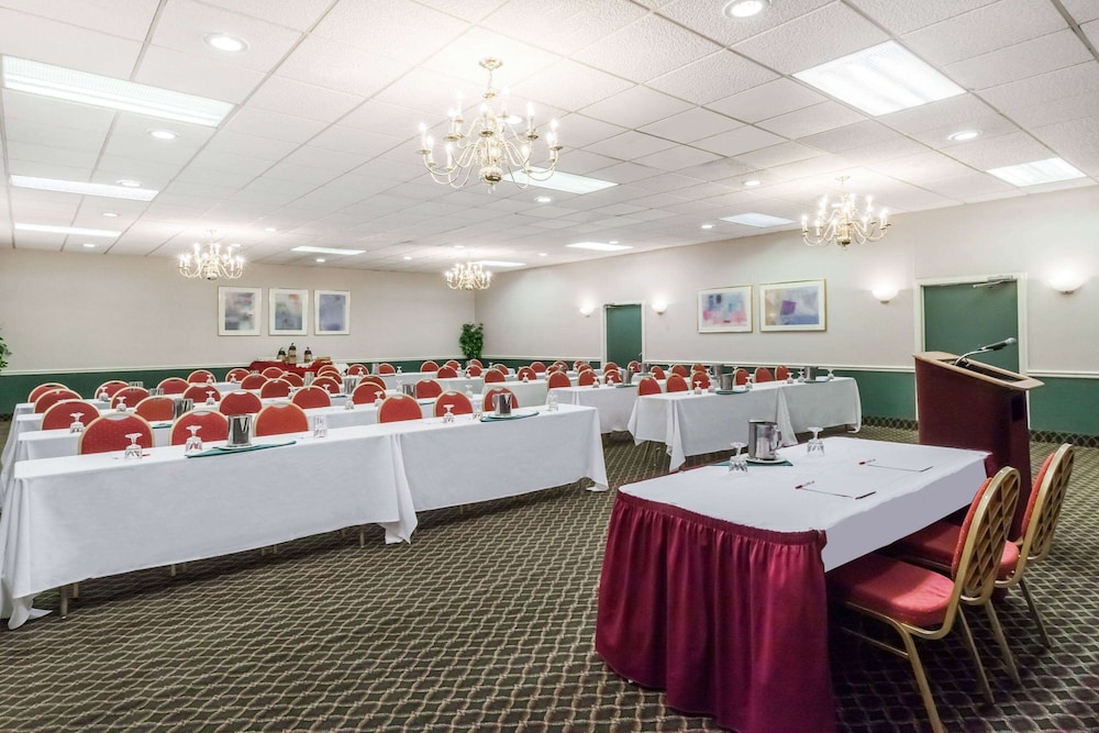 Baymont by Wyndham Queensbury / Lake George 34/39