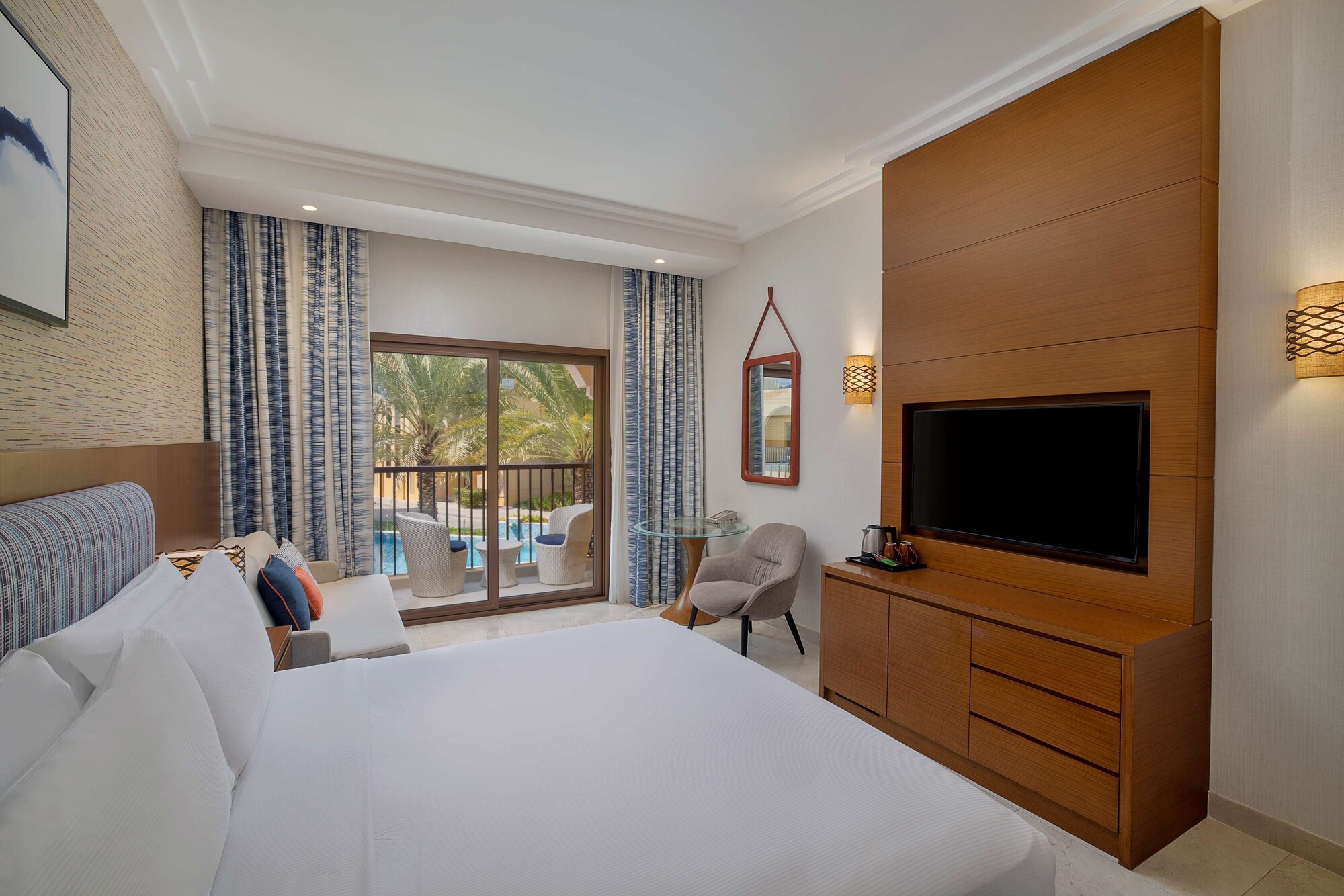 STANDARD, KING BED, BALCONY