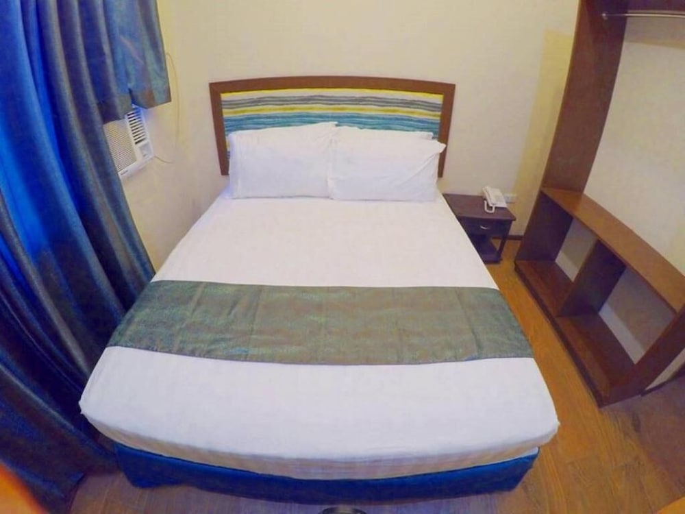 Golden Gate Suites 23/65