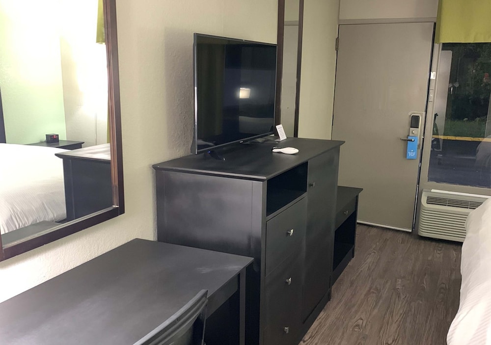 Lx Hotel A Travelodge By Wyndham 9/70