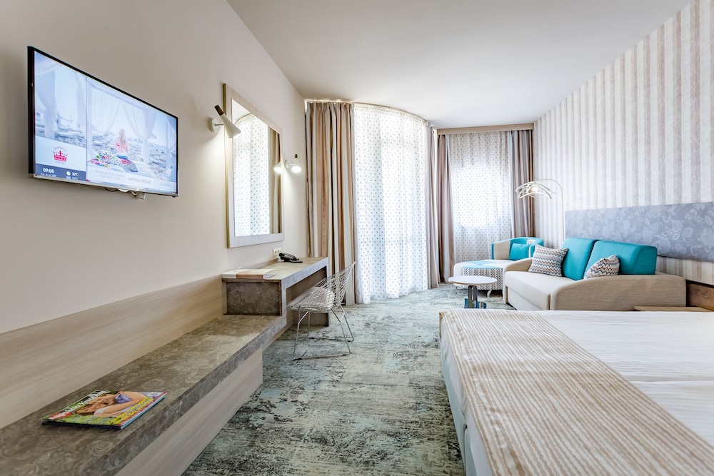 جناح جونيور بسريرين منفصلين بإطلالة جزئية على البحر مع أريكة، HI Hotels Imperial Resort 2/3