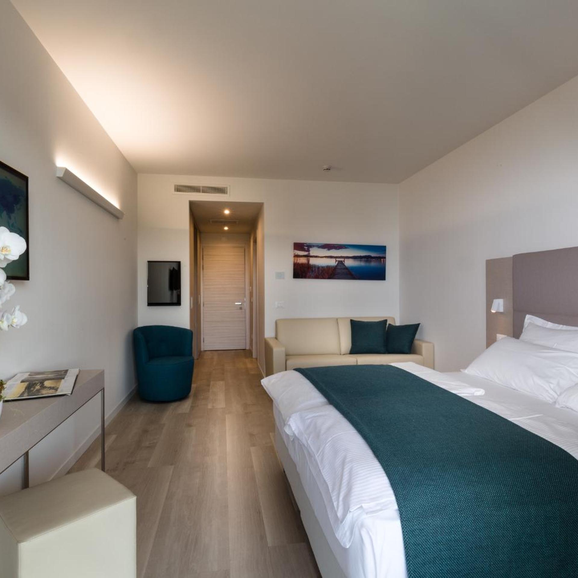 Superior, Double Bed, Lateral Side Lake View