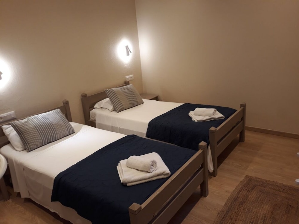 Cozy, Semi Basement, 2 Bedrooms, Apartment, 4 Beds