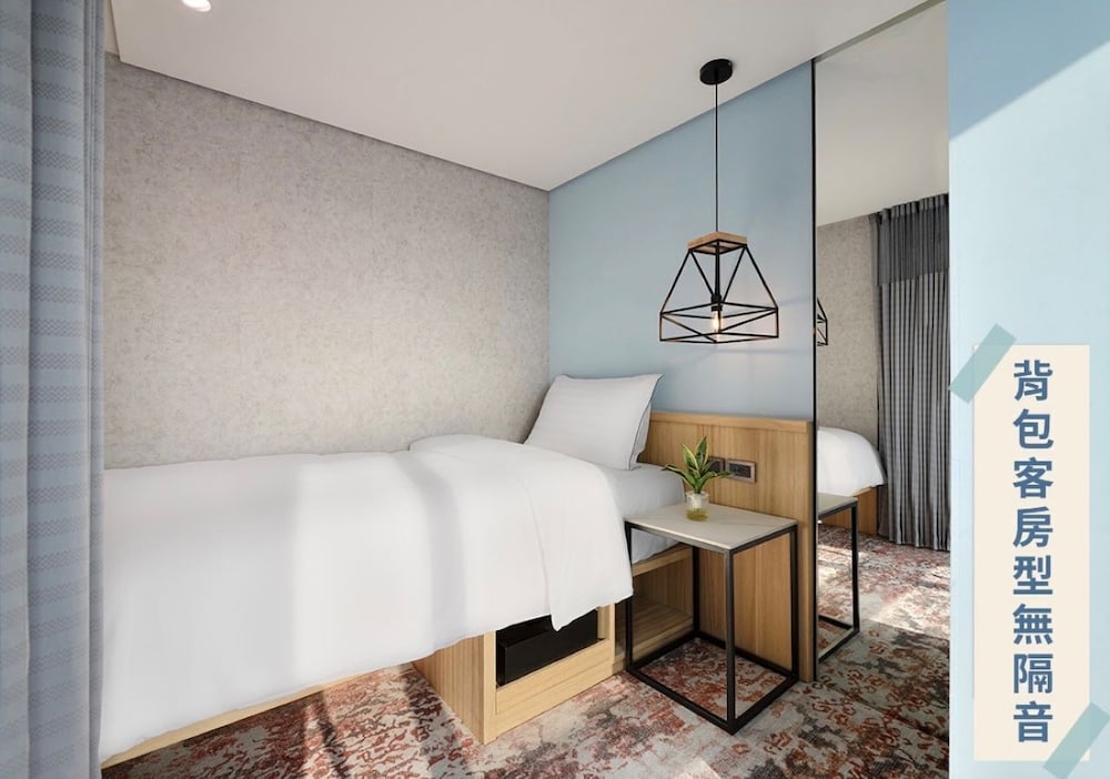 Female Dorm, Female Only, 6 Beds, Shared Bathroom