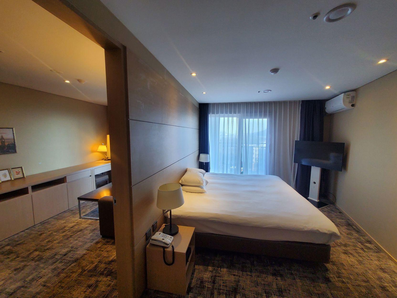 Junior, Multiple Beds, City View, Bathtub
