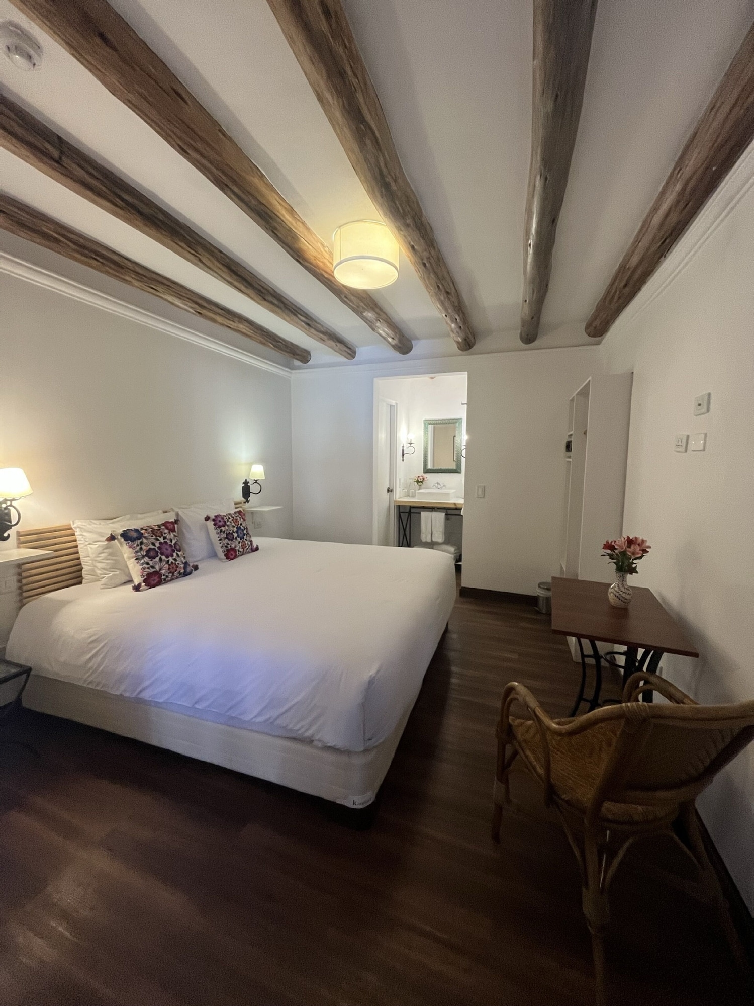 DELUXE, DOUBLE OR TWIN BED