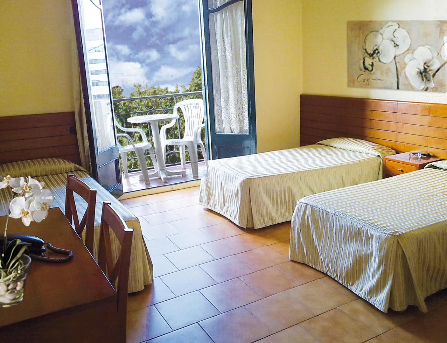 غرفة بسريرين منفصلين مع سرير إضافي، Hotel Toledano Ramblas 3/5