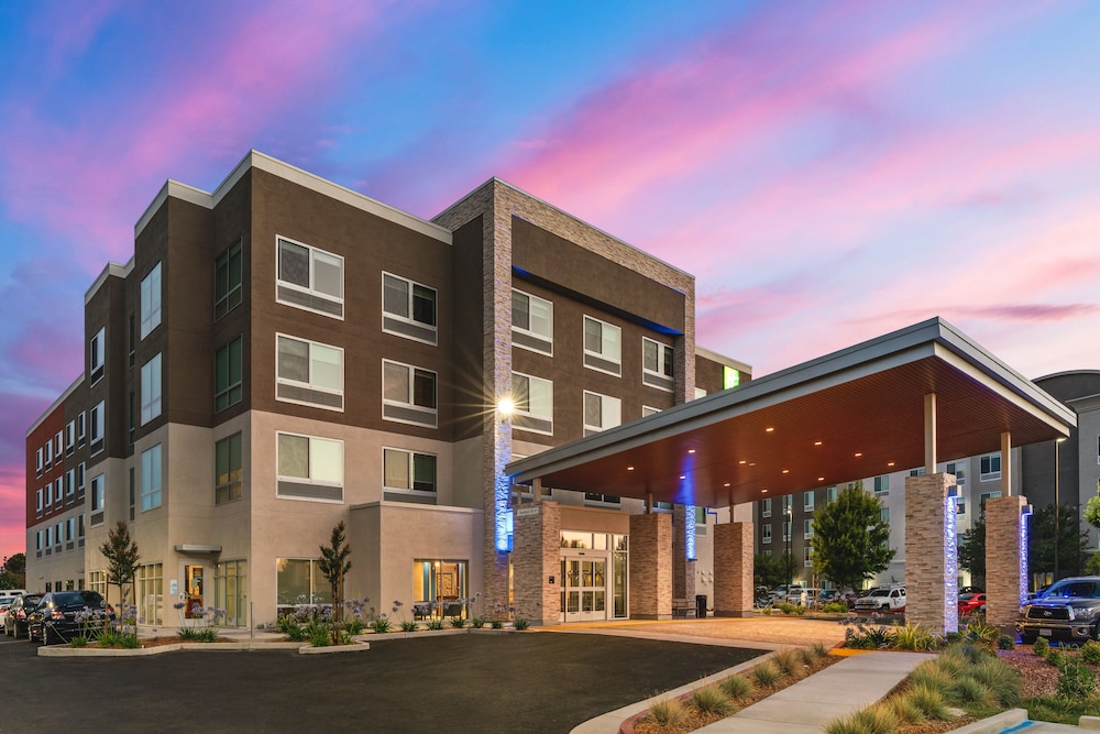 Holiday Inn Express & Suites Suisun City 3/70