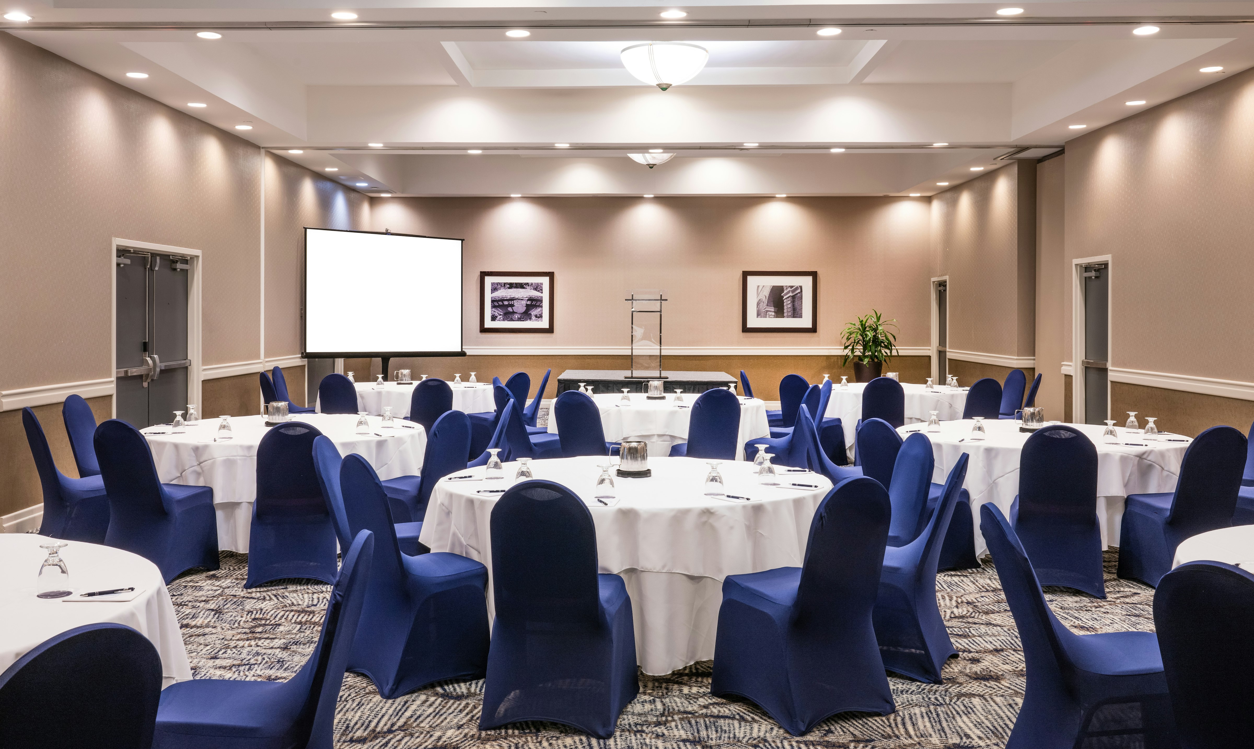 DoubleTree by Hilton Hotel Newark Airport 59/68