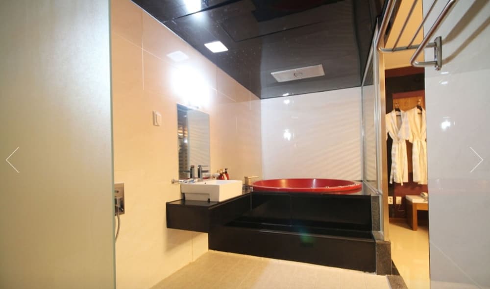 Beauty Motel 13/56
