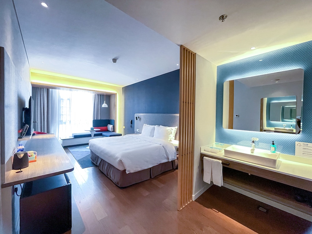 Specialty, Standard, King Bed, City View