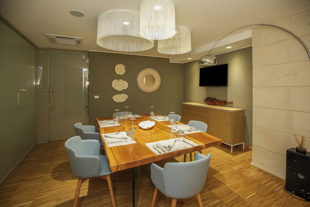 Hotel Vlora Priam, Affiliated by Melia 57/65