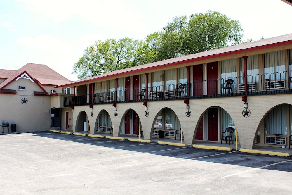 Executive Inn and Suites 3/43