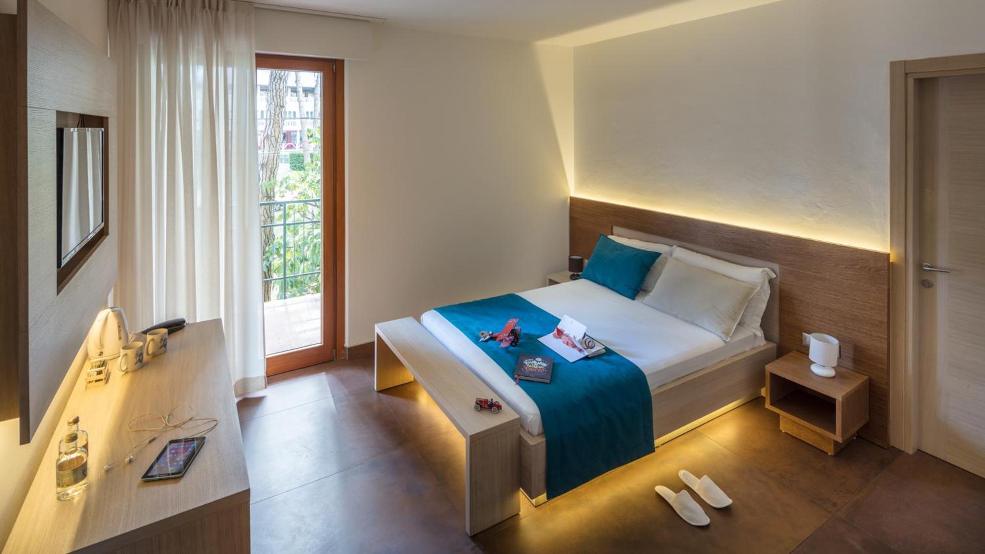 ROOM, DOUBLE BED