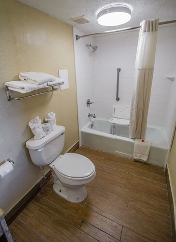 Days Inn by Wyndham Fort Walton Beach 8/34