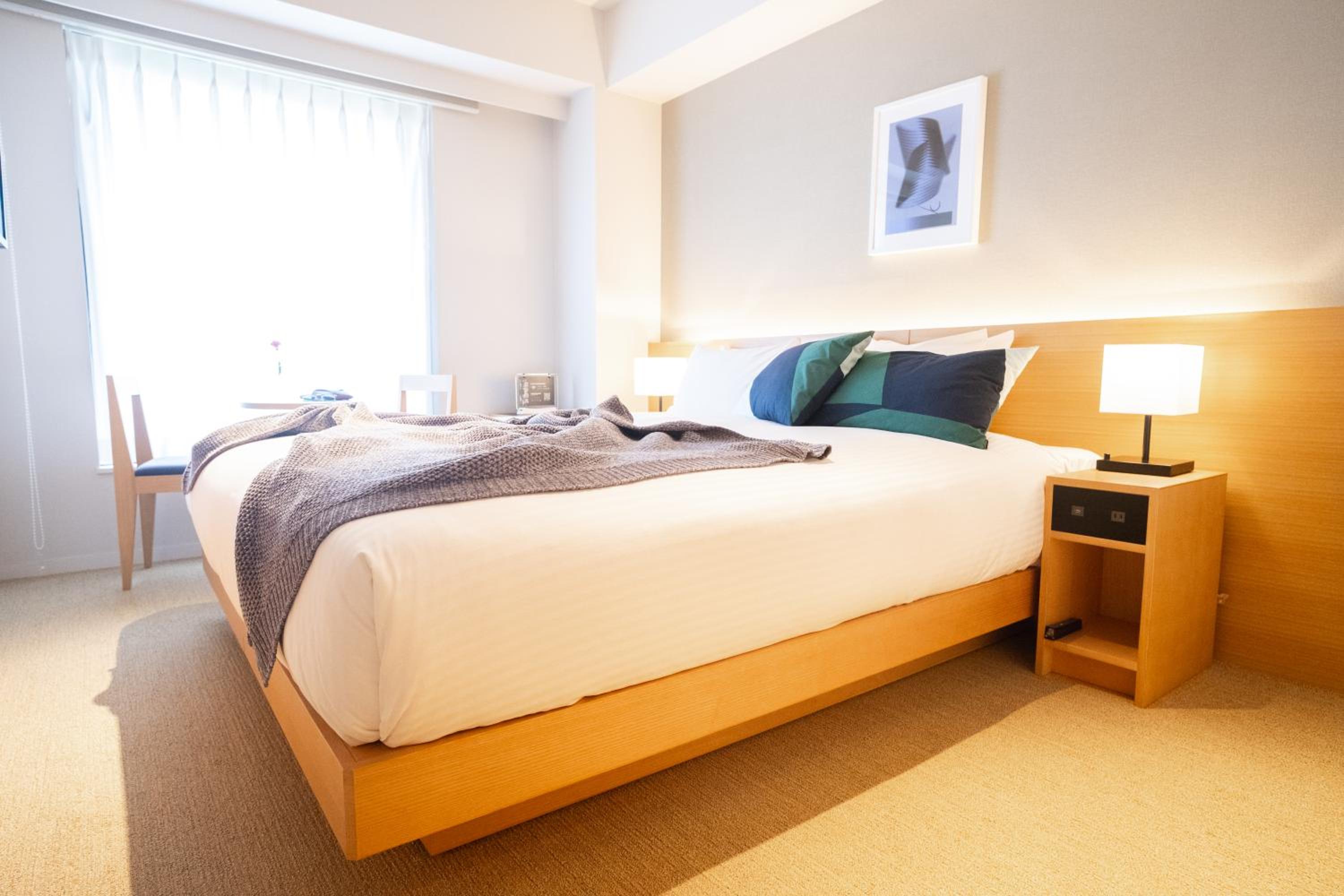 ESSENTIAL, KING BED
