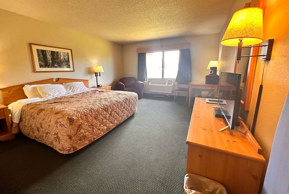 Shell Lake Lodge, a Travelodge by Wyndham 26/55