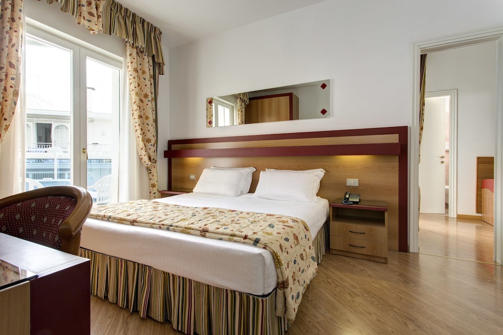 Hotel Cavalieri Palace 12/90