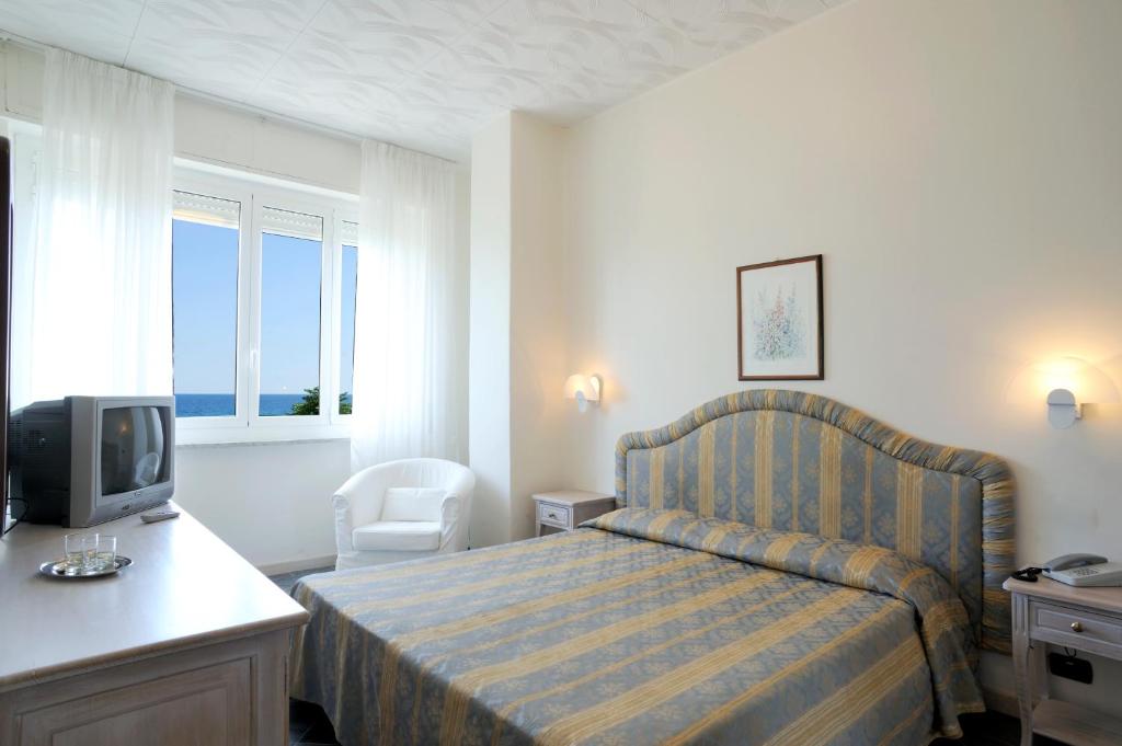 Superior, Double Bed, Side Sea View, Balcony