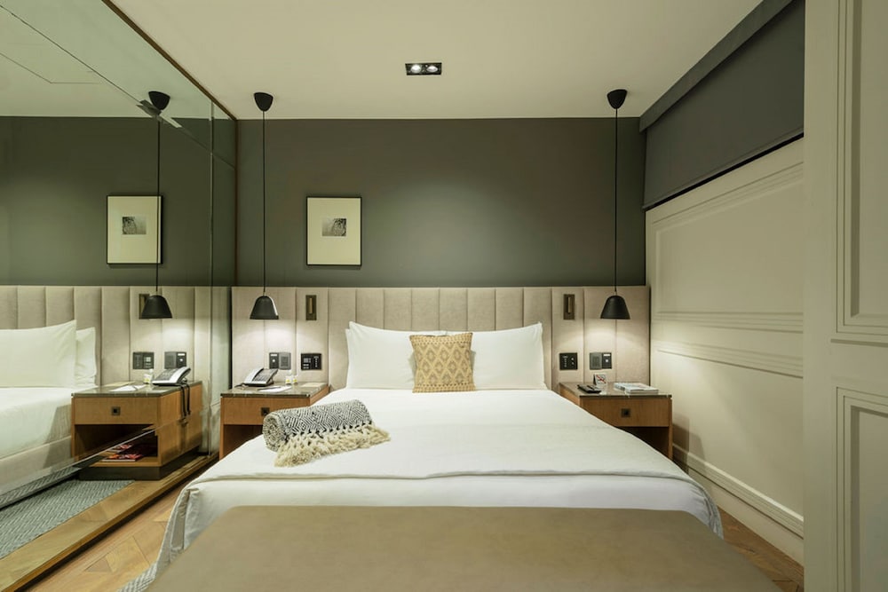 SUPERIOR, QUEEN BED