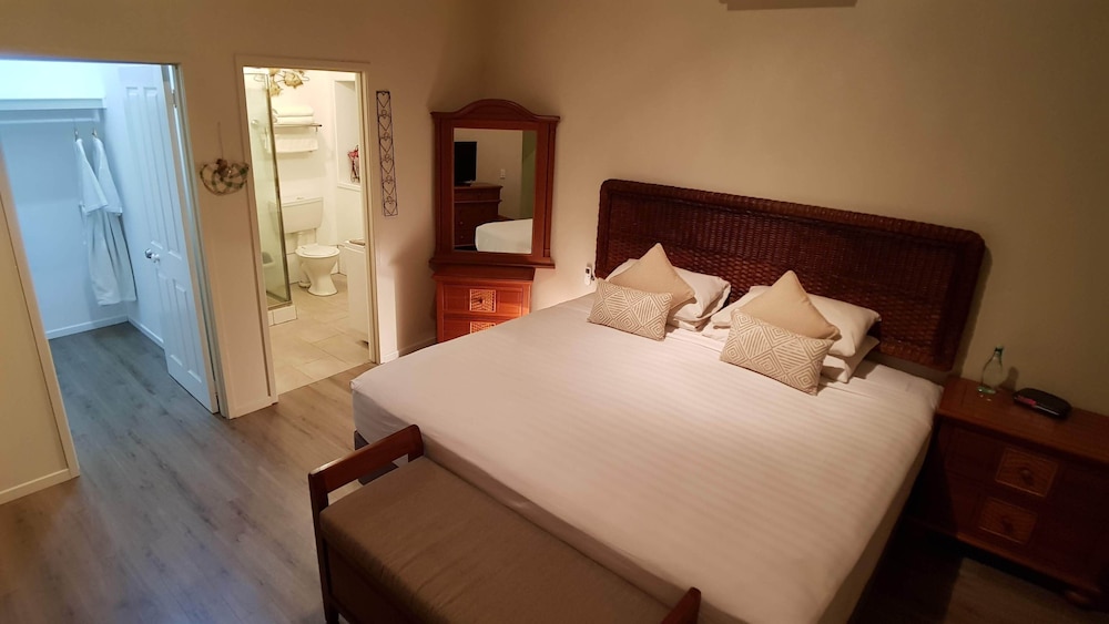 Muri Beach Resort 7/75
