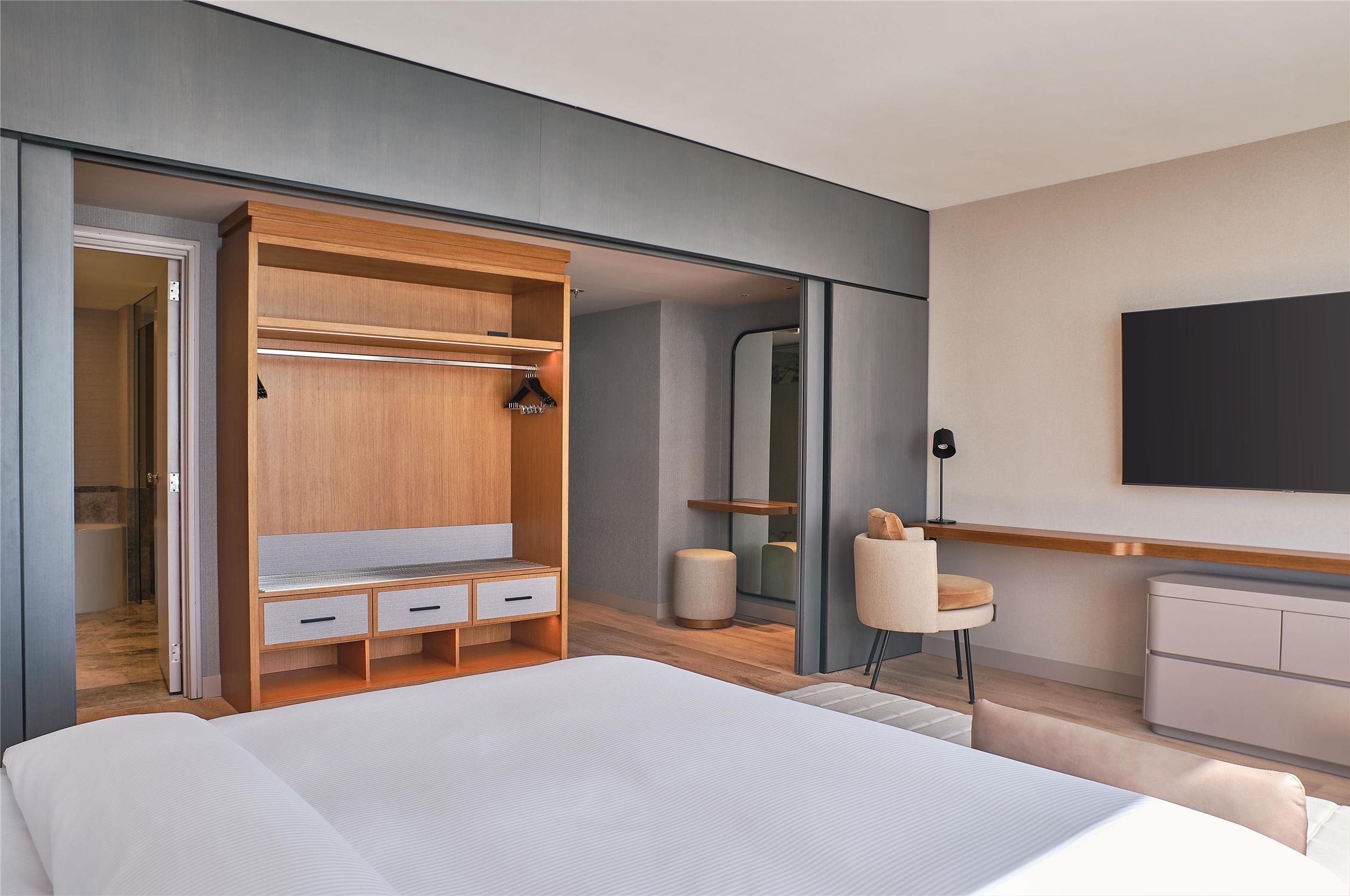 1 Bedroom, Suite, King Bed, City View, Executive Level