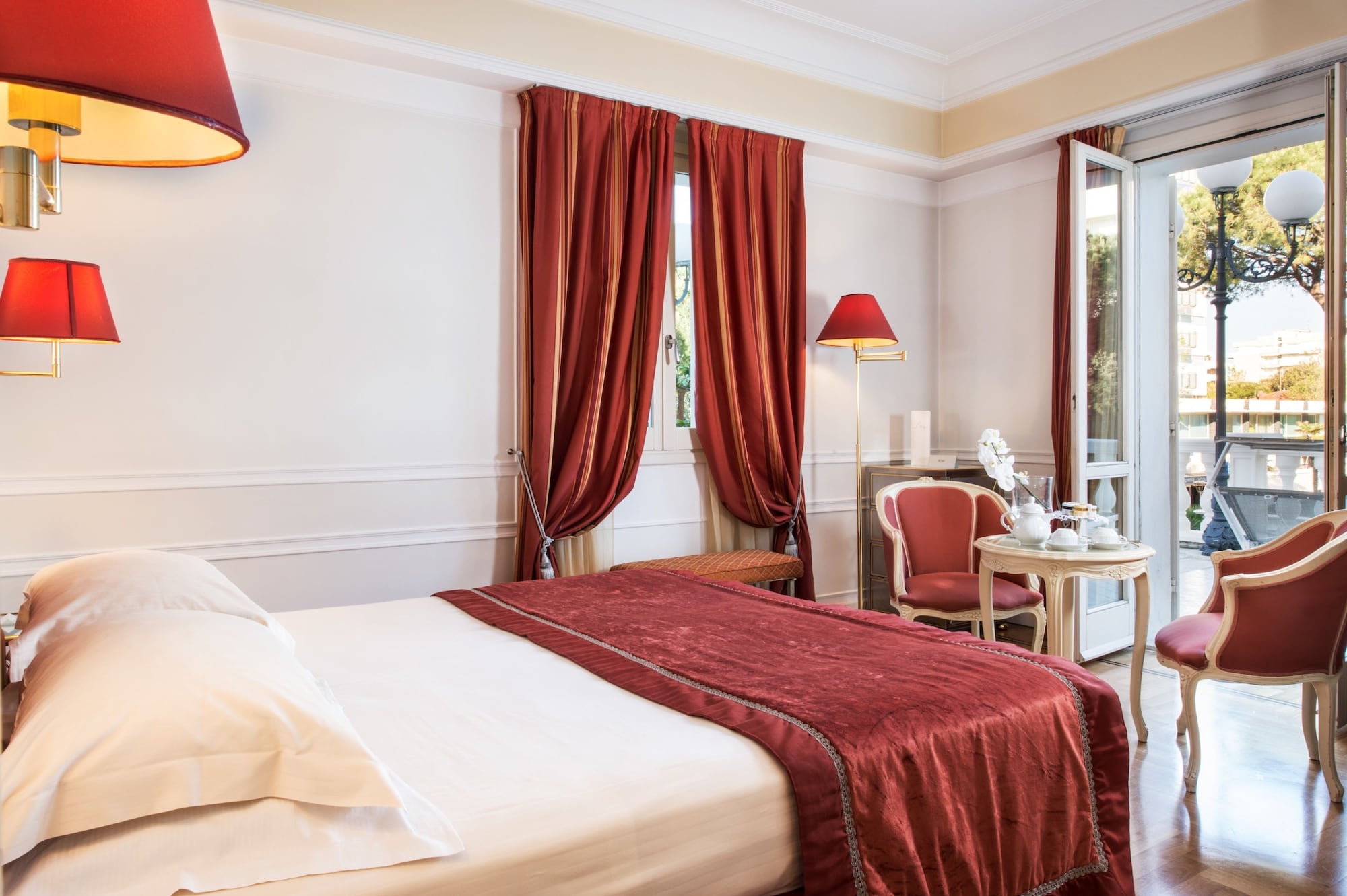 DELUXE, DOUBLE OR TWIN BED, TERRACE