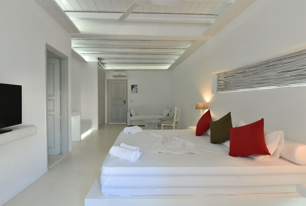 Zefi Hotel & Suites 9/75