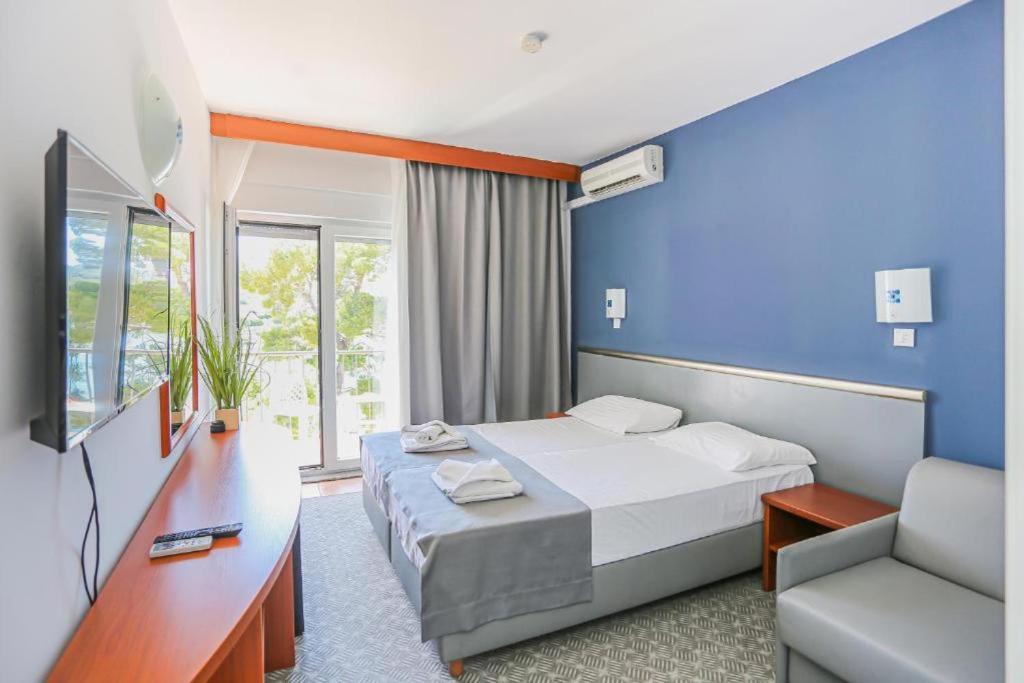 Standard, Double or Twin Bed, Garden View
