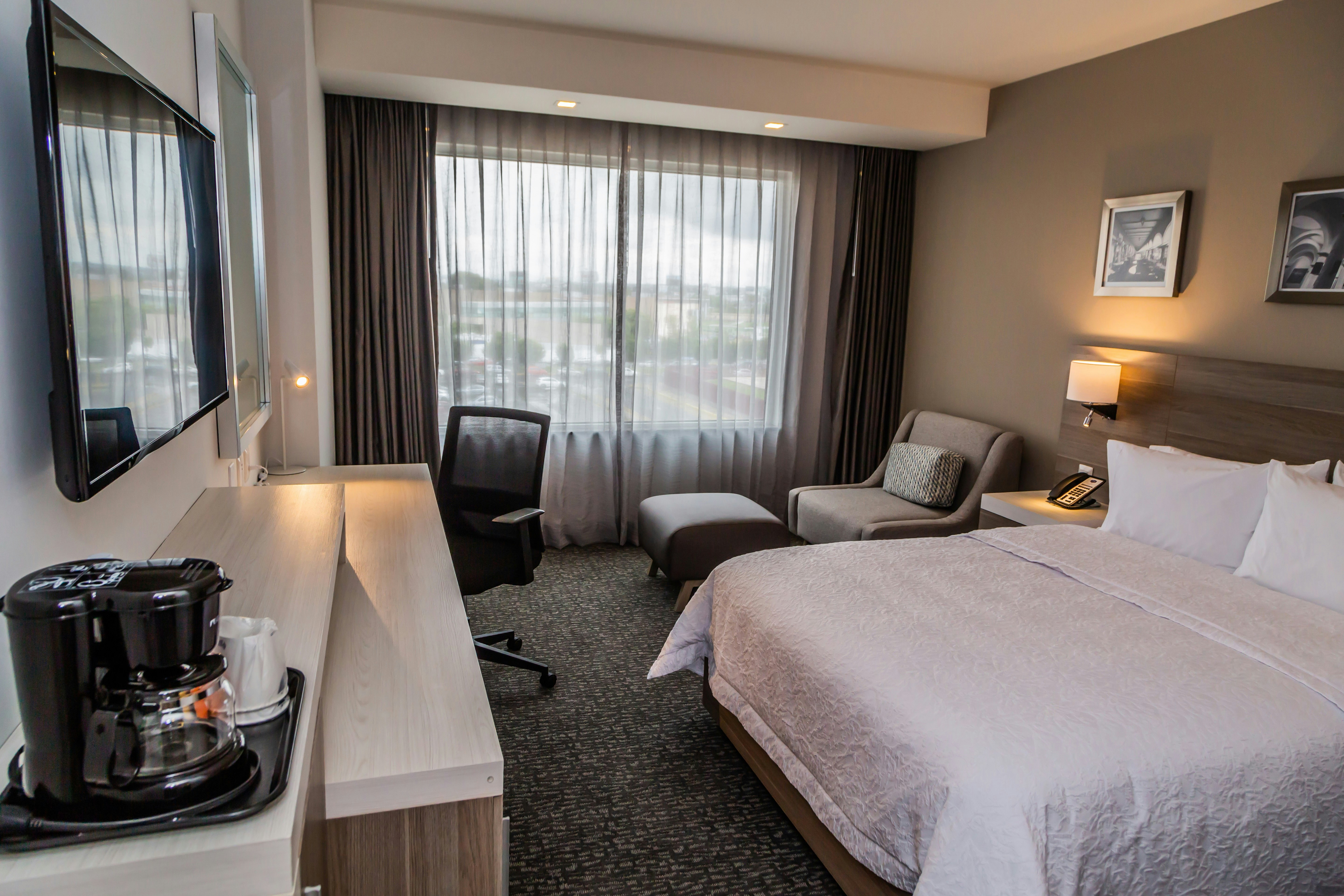 ROOM, QUEEN BED