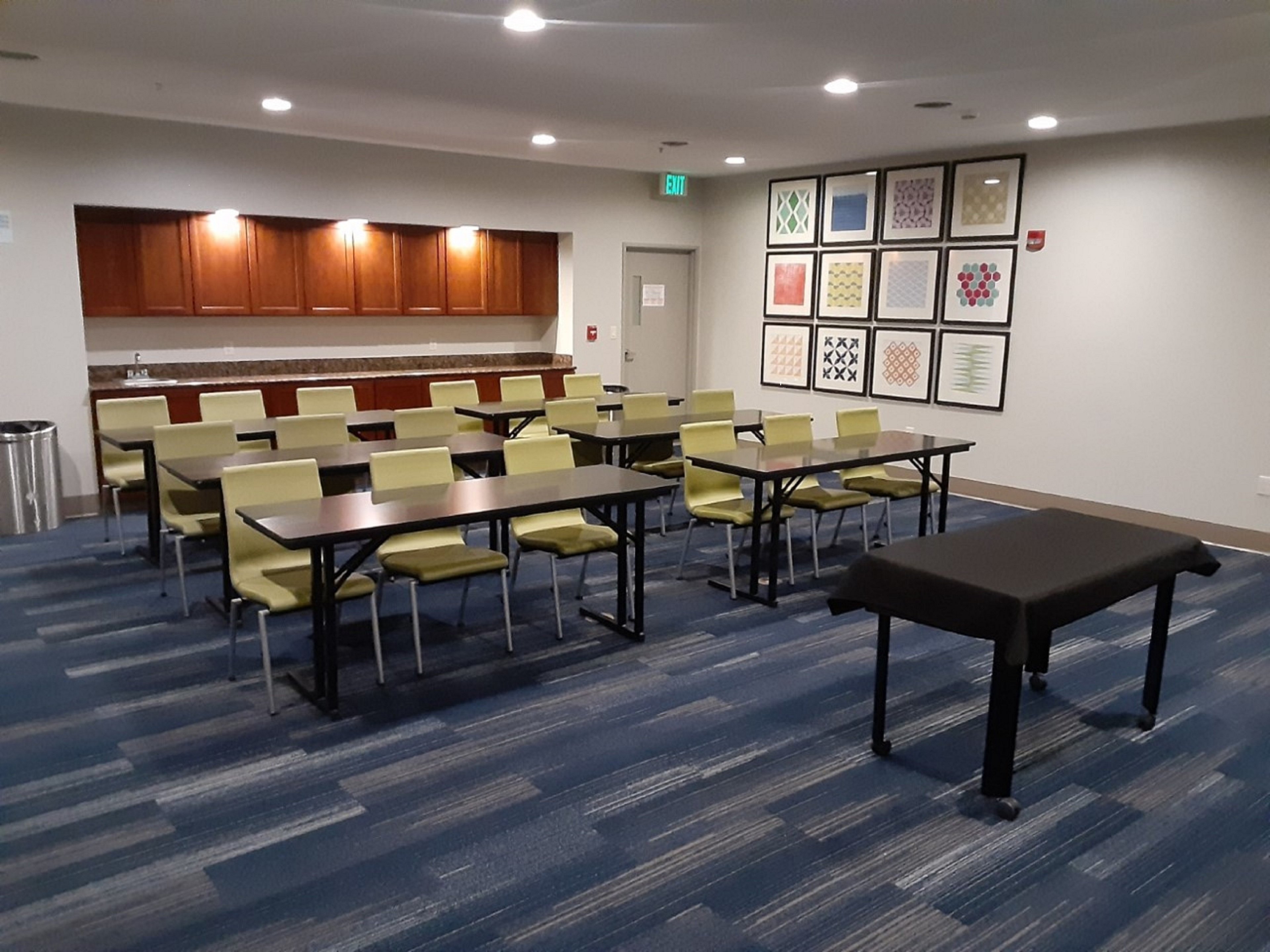 Holiday Inn Express Hotel And Suites Lincoln Airport 43/45