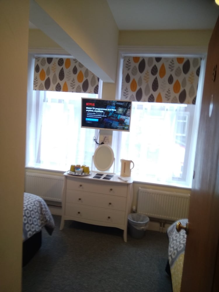 Castleton Hotel 33/45