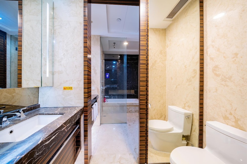 Estay Residence Poly World Trading Center 58/64