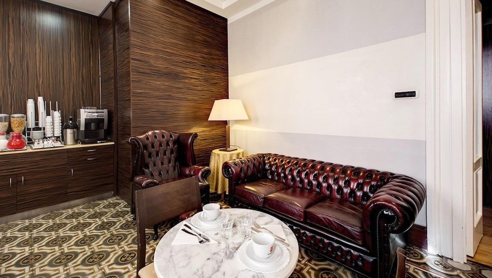939 Hotel 44/52