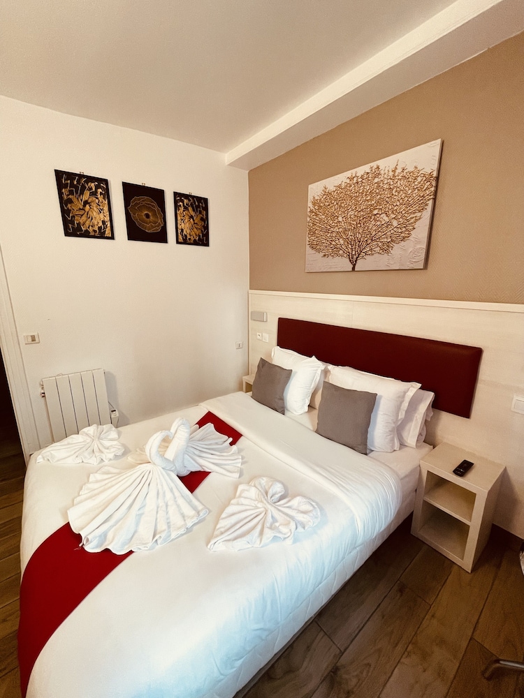 ROOM, DOUBLE BED