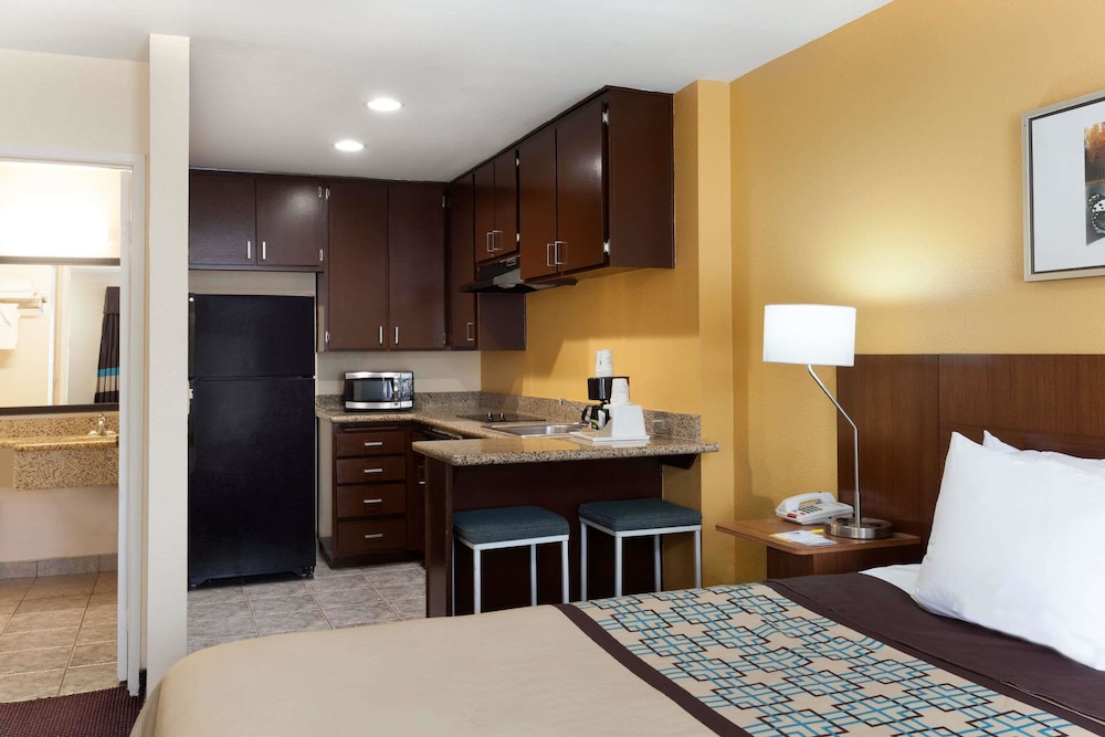 Days Inn by Wyndham Mission Valley/SDSU 10/21
