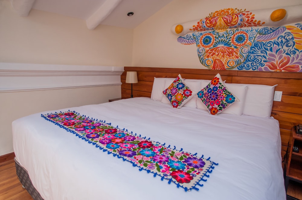 DELUXE, SUITE, KING BED, CITY VIEW
