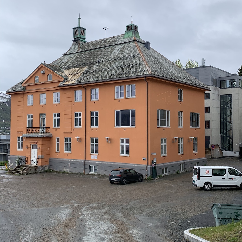 Enter St Elisabeth Suites 1/50
