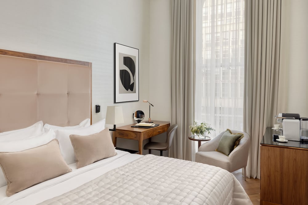 DELUXE, QUEEN BED